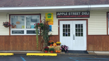 Apple Street Deli outside