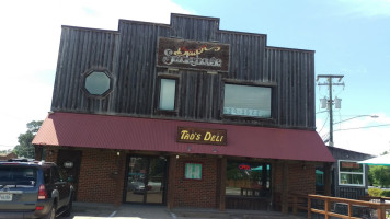 Tad's Deli outside