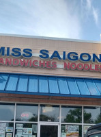 Mommy Mom (asian•fusion•noodles) outside