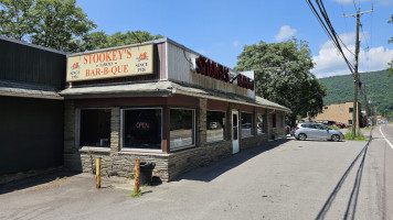 Stookey's Famous B Que food