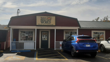 Tudor's Biscuit World outside