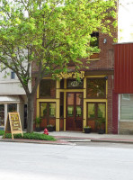 The Yellow Deli Warsaw outside