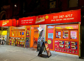 Lucky's Famous Burgers outside