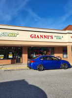 Gianni's Pizza outside