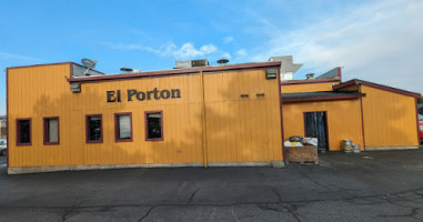 El Porton outside