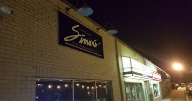 Simon's In Des Mo outside