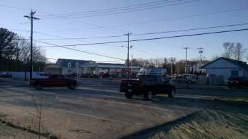 Honey Dew Donuts outside