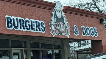 Fattboy Burgers Dogs outside