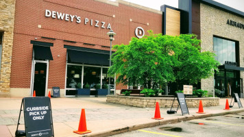 Dewey's Pizza food