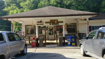 Hop's Country Store outside