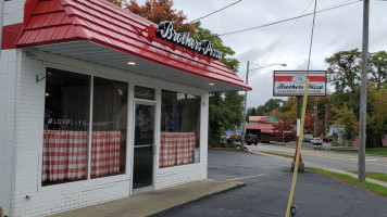 Brother's Pizza outside