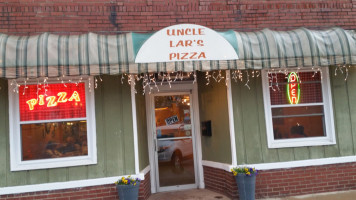 Uncle Lar's Pizza inside