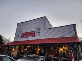 Old Hampton Store Barbeque In L outside