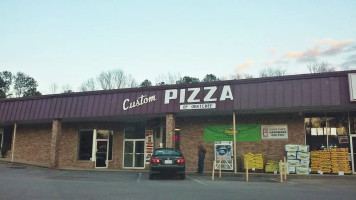 Custom Pizza Of Ohatchee outside