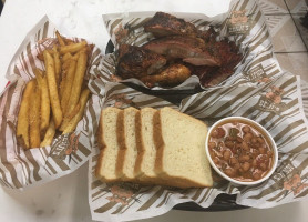 Benji's Bbq food