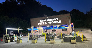 Pizza Works outside