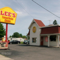 Lee’s Famous Recipe Chicken outside