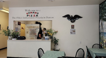 Roman's Pizza inside