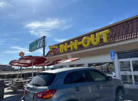 In-n-out Burger outside