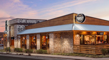 Edley's B-que outside