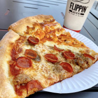 Flippin' Pizza food