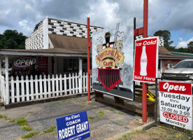 Moore's Whistling Pig Cafe outside