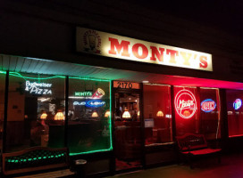 Monty's Pizza outside