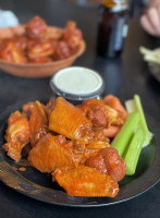 Duff's Famous Wings food