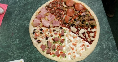 Roulette's Pizza food