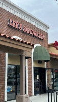 Lee's Sandwiches outside