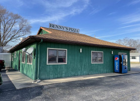 Benny's Pizza outside