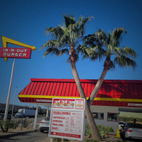 In-n-out Burger outside