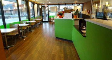 Green Healthy Cafe inside