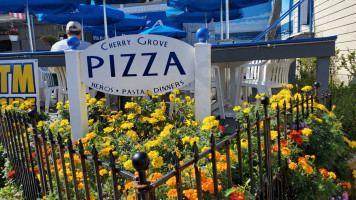 Cherry Grove Pizza outside