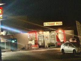 New York Giant Pizza outside