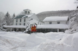 Colonial Inn inside