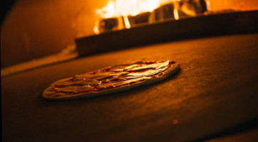 Dee's Wood Fired Pizza Kitchen food