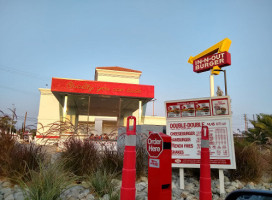 In-n-out Burger outside