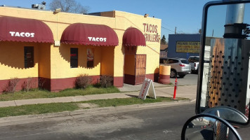 Tacos El Grullense outside