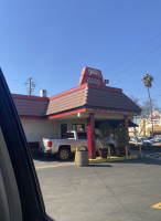 Tam's Burgers outside