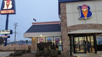 Braum's Ice Cream Dairy Store outside