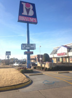 Braum's Ice Cream Dairy Store outside