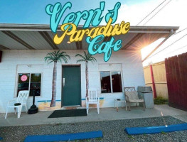 Vern's Paradise Cafe Llc food