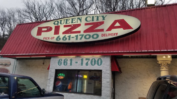 Queen City Pizza outside