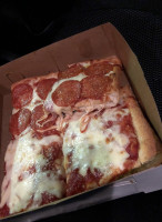 Breezy's Pizza food