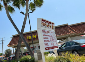 In-n-out Burger outside