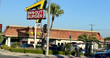 In-n-out Burger outside