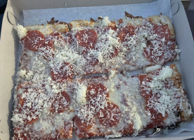 Carlinis Pizza Shop food