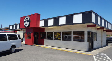 Shake N Burger Coos Bay outside