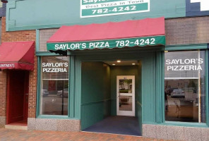 Saylor's Front Street Pizzeria outside